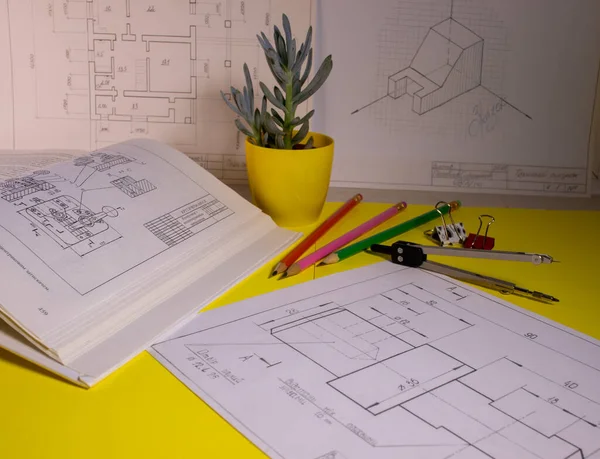 Kalemler, pusula ve diğer araçlarla kağıda yakın plan çizimi. Kararla inşaat planlaması