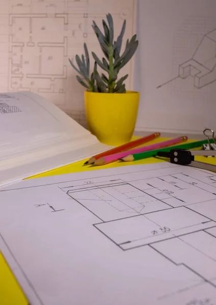 Kalemler, pusula ve diğer araçlarla kağıda yakın plan çizimi. Kararla inşaat planlaması