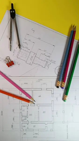 Okul masasının dikey fotoğrafı. Okul konseptine geri dönelim. Metin için yer