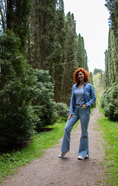 Kızıl saçlı bir kız doğa koruma alanında dinleniyor. tatil ve seyahat kavramı