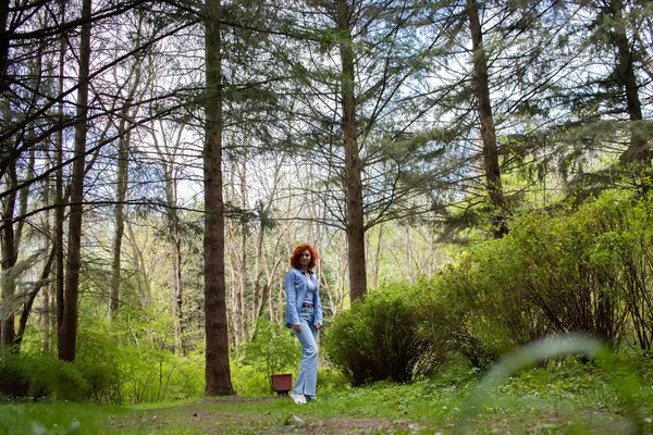 Kızıl saçlı bir kız doğa koruma alanında dinleniyor. tatil ve seyahat kavramı