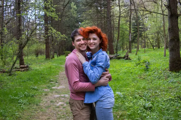 Kız ve erkek parkta birlikte vakit geçirmekten mutlu olurlar.