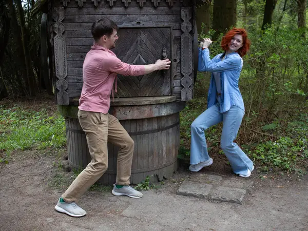 Çekici bir kız parkta yürüyor. Dinlenme ve seyahat konsepti