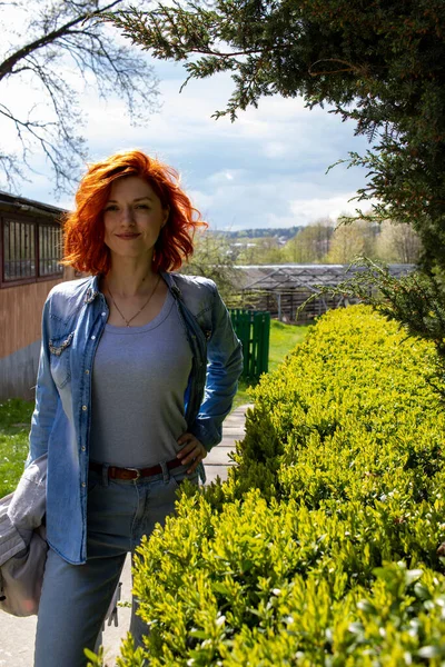 Kızıl saçlı bir kız doğa koruma alanında dinleniyor. tatil ve seyahat kavramı