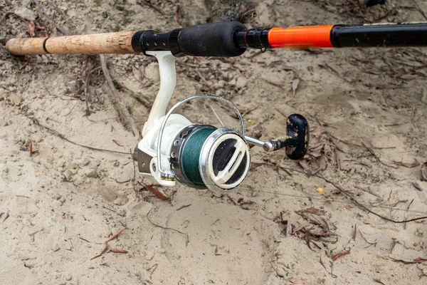 Büyük balık oltası yakın çekim. Besleyici balıkçılık