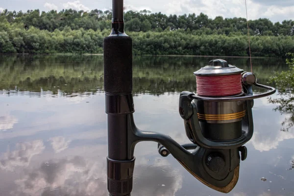 Nehrin arka planında yakın plan bir makara ile dönüyor.