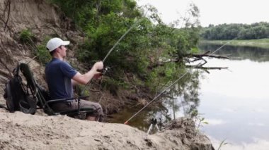 Balık tutan bir adam, balık tartır. Açık hava eğlencesi, nehir balıkçılığı kavramı