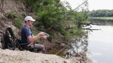 Balık tutan bir adam, balık tartır. Açık hava eğlencesi, nehir balıkçılığı kavramı