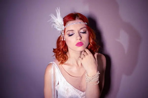 Kırmızı saçlı, makyajlı ve 20 'li yaşlarda güzel bir kız. Mor arka planda beyaz bir elbise giyiyor. Mesaj için yeri var.