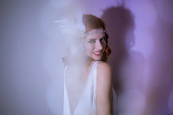 Kızıl saçlı, 1920 'lerin modasını andıran şık beyaz elbiseli genç bir kadın. Tüylü parlak bir saç bandıyla görünüşü tamamlanmış. Zarafet ve klasik bir cazibe katıyor.. 