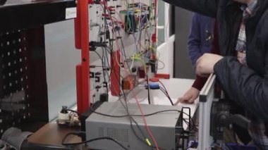 Elektrik mühendisliği ya da otomasyon okumak için bir tezgah. Stantta çeşitli elementleri bağlamak için bağlantı diyagramları ve soketleri yer alıyor.