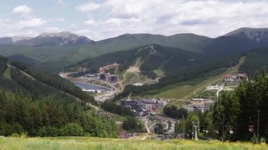 Karpatlar 'daki Bukovel tatil köyünün panoramik manzarası. Yazın dağ manzarası - doğa ve turizm temaları için ideal.