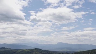 Panoramik bir dağ manzarasında gökyüzü