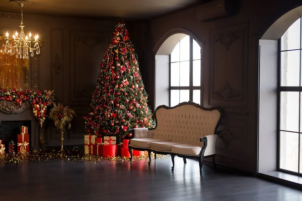 Interior Luxury Dark Living Room Fireplace Comfortable Sofa Chandelier Decorated — Stock Photo, Image