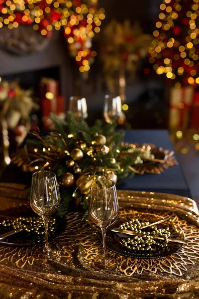 Oturma Odasında Noel Süslemeleri Olan Güzel Bir Masa — Stok fotoğraf