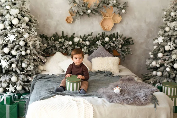 Carino Bambino Con Regalo Natale Casa Primo Piano Capodanno Comfort — Foto Stock