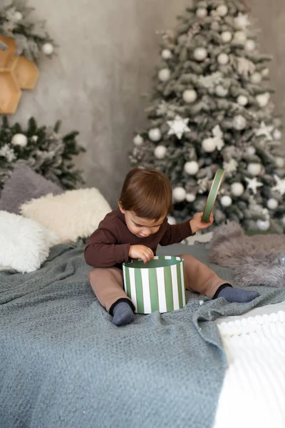 Leuke Peuter Jongen Met Een Kerstcadeau Thuis Close Oudejaarscomfort Thuis — Stockfoto