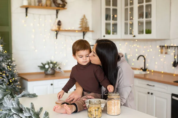 Mamma Figlio Che Giocano Divertono Alla Cucina Decorata Natale Famiglia — Foto Stock