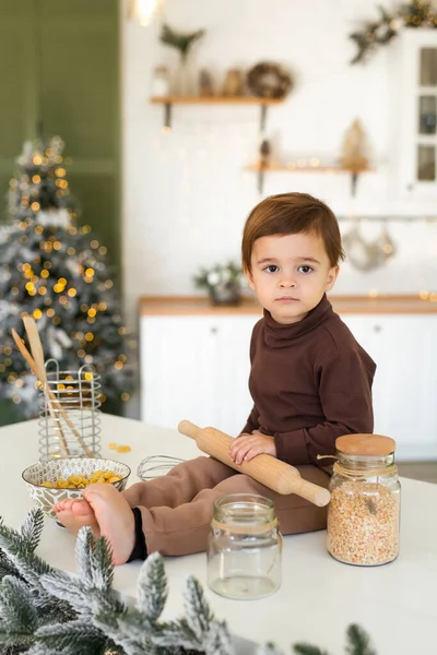 Ritratto Bambino Che Gioca Diverte Alla Cucina Decorata Natale Ragazzo — Foto Stock
