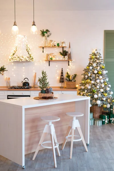 シンク クリスマススタイルで装飾された新しい高級住宅のキャビネットとモダンなキッチンインテリア 垂直写真 — ストック写真