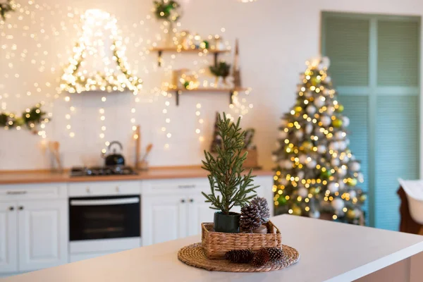 シンク クリスマススタイルで装飾された新しい高級住宅のキャビネットとモダンなキッチンインテリア — ストック写真