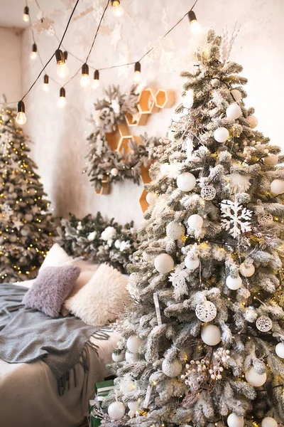 クリスマスツリーのボールを閉じます 背景にぼっくりとしたガーランド 新年とクリスマスのコンセプト — ストック写真