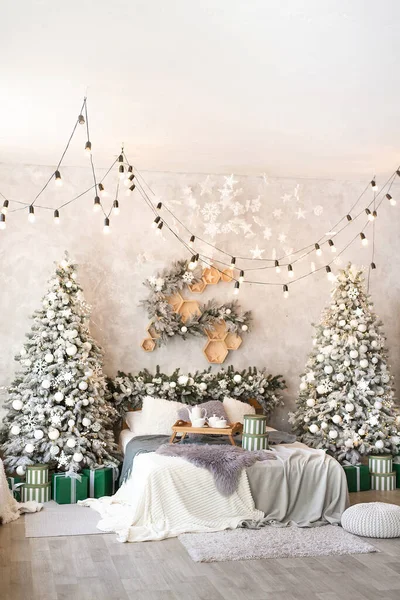 クリスマスツリーと贈り物で飾られた快適なベッドルームのインテリア 垂直写真 — ストック写真