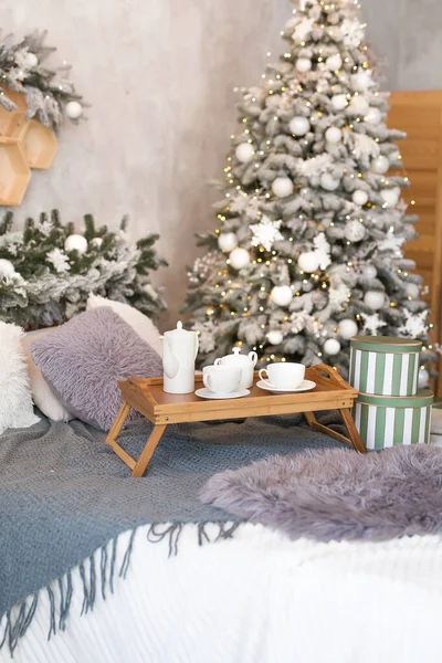 クリスマスツリーと贈り物で飾られた快適なベッドルームのインテリア 垂直写真 — ストック写真