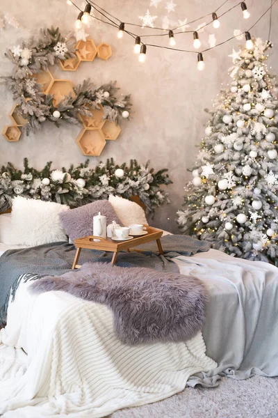 크리스마스 트리와 선물로 장식된 침대가 현대식 침실의 — 스톡 사진