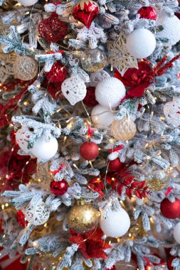 Topları Noel ağacına yakın tut. Arka planda Bokeh çelenkleri. Yeni yıl ve Noel konsepti