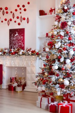 Topları Noel ağacına yakın tut. Arka planda Bokeh çelenkleri. Yeni yıl ve Noel konsepti