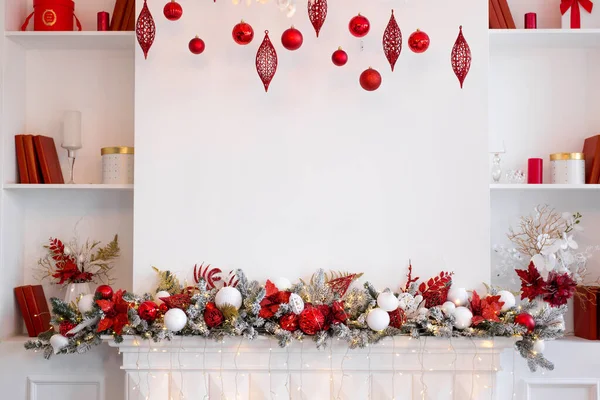 クリスマスの構図 白い背景に赤と白のボールとモミの木の枝で作られたガーランド クリスマス 新年のコンセプト フラットレイアウト トップビュー コピースペース — ストック写真