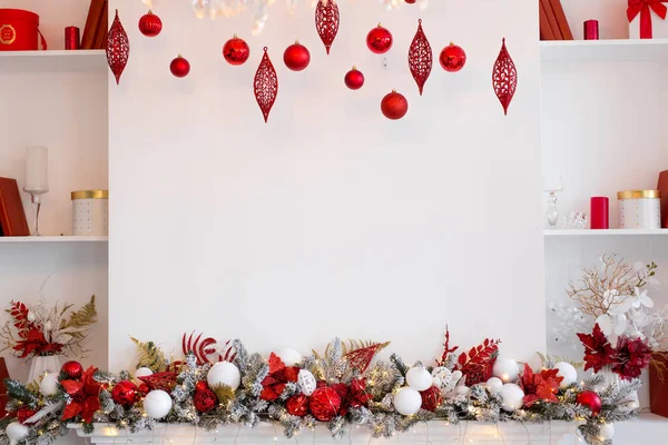 Christmas Composition Garland Made Red White Balls Fir Tree Branches — Stock Photo, Image