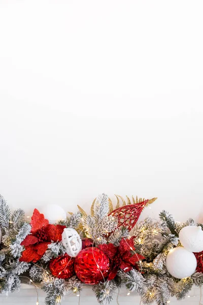 Рождественская Композиция Гирлянда Красных Белых Шаров Елок Белом Фоне Рождество — стоковое фото