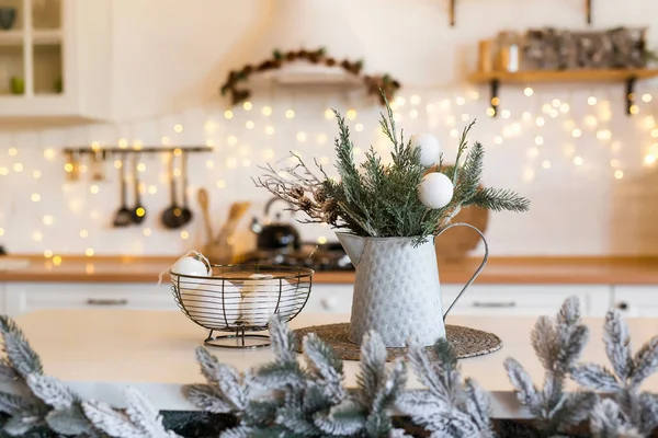 クリスマスの構図 装飾されたキッチンの背景に白いボールとモミの木の枝 クリスマス 新年のコンセプト — ストック写真