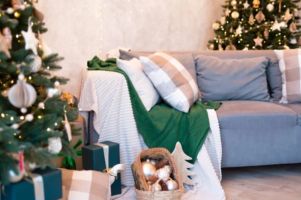 クリスマスツリーやギフトで飾られた快適なソファ付きのモダンなスタジオリビングルームのインテリア — ストック写真