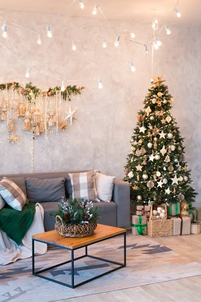 스튜디오 거실의 내부에는 크리스마스 트리와 선물들로 장식된 소파가 이미지 — 스톡 사진