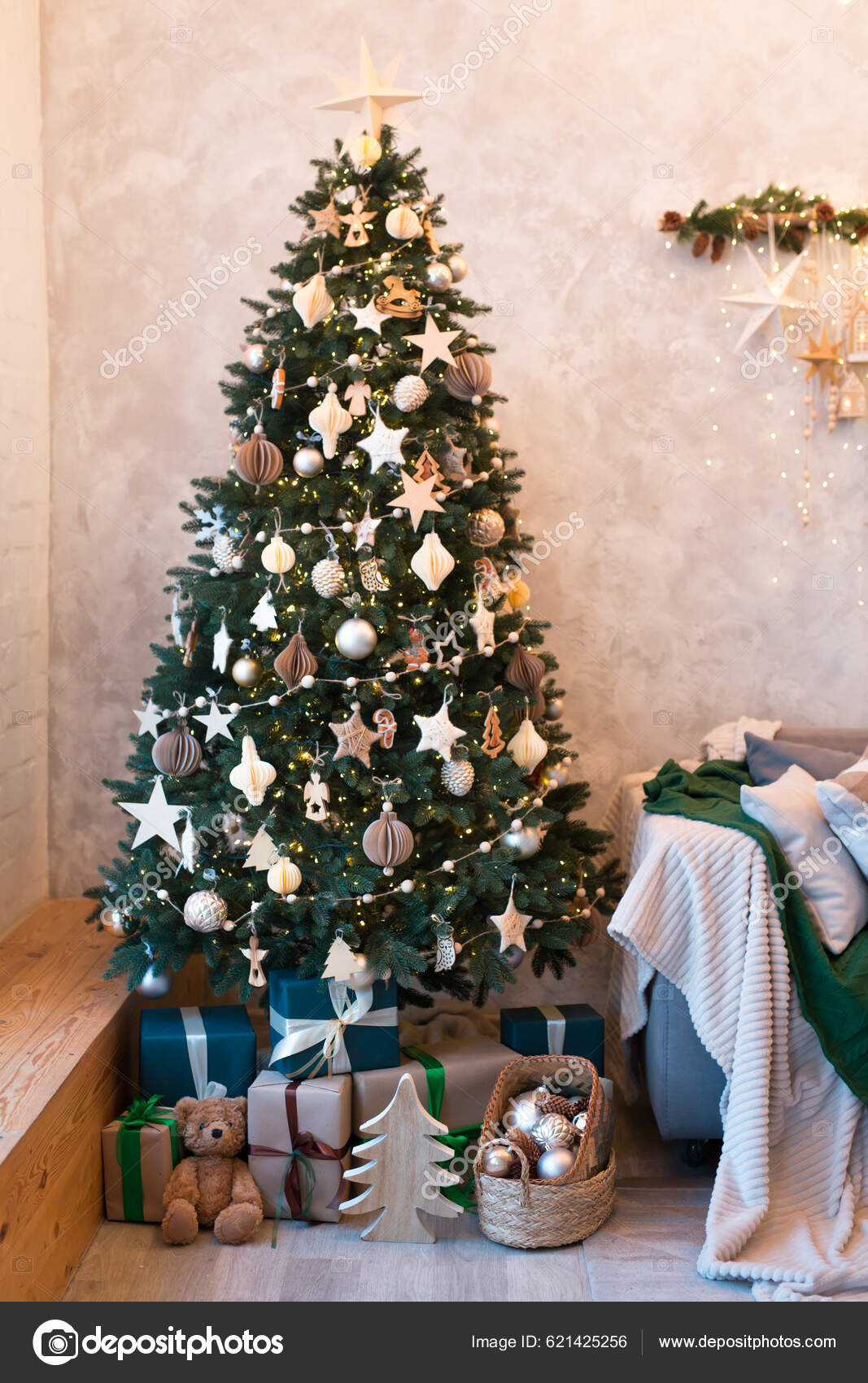 Un salón moderno decorado con adornos navideños, un árbol de navidad y  regalos. concepto de navidad, tradición y celebración.