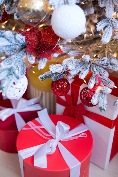 Красивые Новогодние Подарочные Коробки Атласной Лентой Елкой — стоковое фото