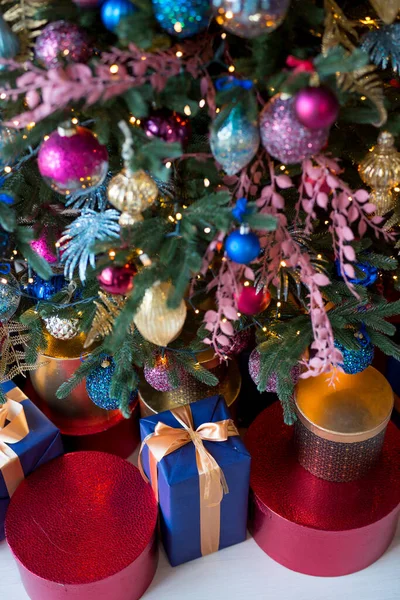 Красивые Новогодние Подарочные Коробки Атласной Лентой Елкой — стоковое фото