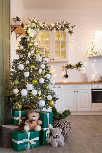 クリスマスツリーと家のインテリアの贈り物 — ストック写真