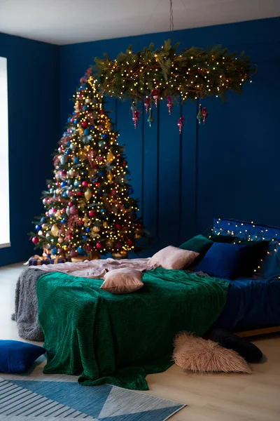 Świąteczny Wystrój Sypialnia Ciemnych Kolorach Dużym Łóżkiem Wnętrze Zdobią Girlandy — Zdjęcie stockowe