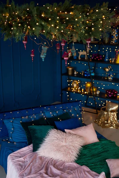 Decoración Navidad Dormitorio Colores Oscuros Con Cama Grande Interior Está — Foto de Stock