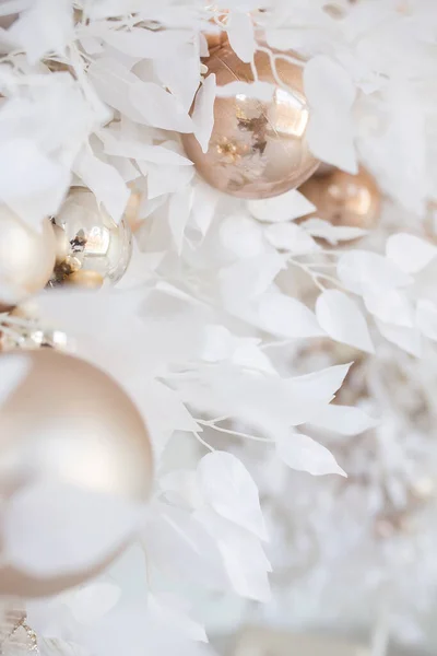 Christmas Composition Garland Made Baige Balls White Flowerss White Background — Stock Photo, Image