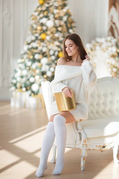 Felice Giovane Bella Donna Che Celebra Natale Ragazza Maglione Bianco — Foto Stock