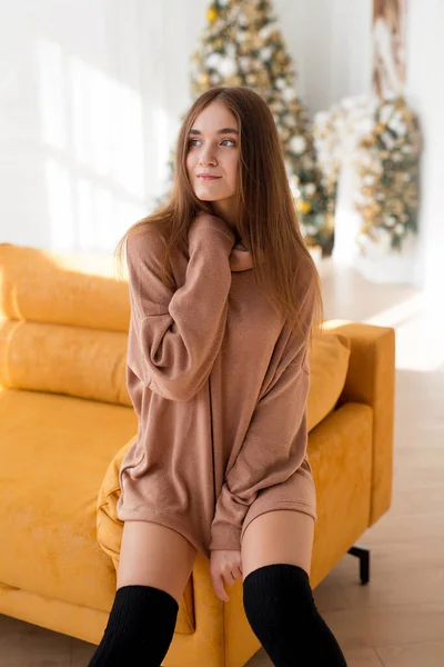 Feliz Joven Hermosa Mujer Celebrando Navidad Chica Suéter Posando Sobre —  Fotos de Stock