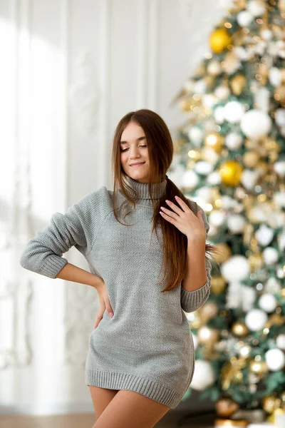 Gelukkige Jonge Mooie Vrouw Viert Kerstmis Meisje Trui Poseren Tegen — Stockfoto