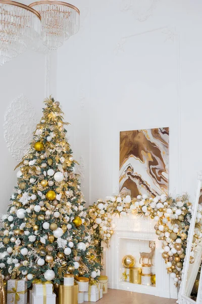Belső Tér Luxus Belső Kandallóval Kényelmes Kanapé Csillár Díszített Karácsonyfa — Stock Fotó