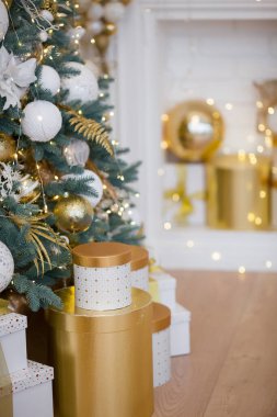 Topları Noel ağacına yakın tut. Arka planda Bokeh çelenkleri. Yeni yıl ve Noel konsepti