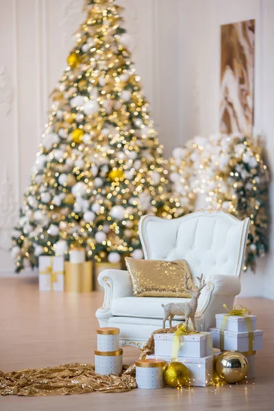 Interior Luxury Interior Fireplace Comfortable Sofa Chandelier Decorated Christmas Tree — Stock Photo, Image